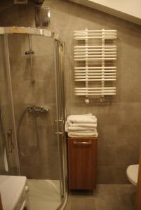 ソポトにあるSuper Apart Sopotのバスルーム(シャワー、トイレ、タオル付)