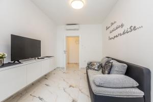 Televízia a/alebo spoločenská miestnosť v ubytovaní Villa Palma Krk