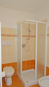 een badkamer met een douche en een toilet bij Casa Belvedere Garden by Gardadomusmea in Tremosine Sul Garda