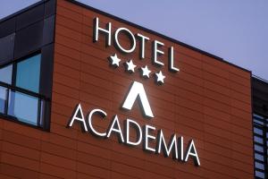 una señal de hotel aacienda en el lateral de un edificio en Hotel Academia, en Zagreb