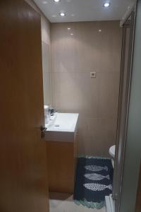 Un baño con lavabo, inodoro y espejo. en Terraços de Seixas, en Caminha 13 fotos más