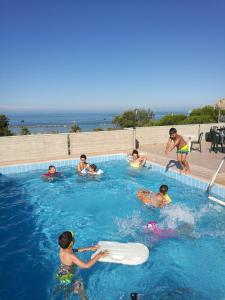 Bazén v ubytování Hotel Nel Pineto nebo v jeho okolí