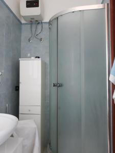 een badkamer met een douche en een wastafel bij Appartamento Guitgia in Lampedusa +35 foto's