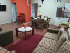 ein Wohnzimmer mit einem Sofa und einem Tisch in der Unterkunft Apartamento Golden in Cochabamba