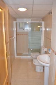 a bathroom with a toilet and a sink and a shower at Aguilas Prolongación Armando Muñoz Calero in Águilas
