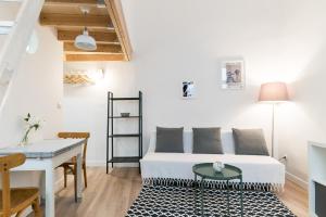 una sala de estar con una cama y una mesa en L'Escale, en Montpellier