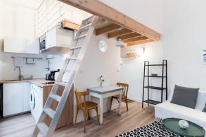 un pequeño apartamento con una escalera al lado de una cocina en L'Escale, en Montpellier