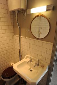 
A bathroom at The Tunbridge Wells Hotel
