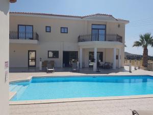 Bazén v ubytování Larnaca Mansion Ideal for 3 Families or more nebo v jeho okolí