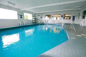 Bazén v ubytování Shilo Inn Suites Warrenton nebo v jeho okolí
