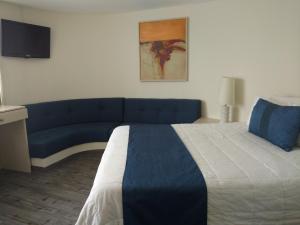 ein Hotelzimmer mit einem Bett und einem Sofa in der Unterkunft Hotel Century Reforma in Mexiko-Stadt