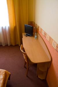 Televízia a/alebo spoločenská miestnosť v ubytovaní Hotel Iskra