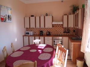 uma cozinha com uma mesa e cadeiras e uma cozinha com uma mesa e uma mesa em U Nás em Smržovka