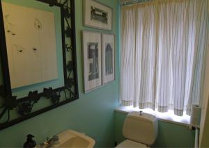 Un baño con inodoro, lavabo y espejo. en Art Centrum Apartments, en Reikiavik 36 fotos más