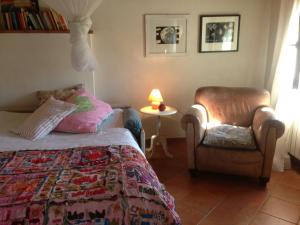 - une chambre avec un lit, une chaise et une lampe dans l'établissement place in paradise, à Castelbuono