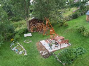 uma vista aérea de um parque com um parque infantil em U Nás em Smržovka