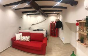 una sala de estar con un sofá rojo en una habitación en Stanzulell, en Nápoles
