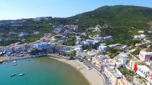 L'Isolana Case Vacanza Palma 1 في بونسا: اطلالة جوية على مدينة بها شاطئ