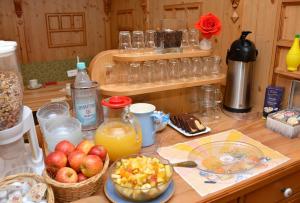 eine Küchentheke mit einem Haufen Obst und Saft in der Unterkunft Pension Am Zechengrund in Kurort Oberwiesenthal