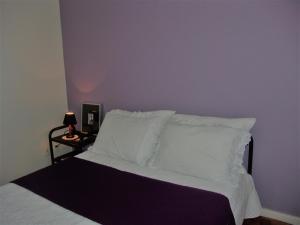 1 dormitorio con 1 cama con sábanas blancas y mesa en Apartamento charme de Copacabana, en Río de Janeiro