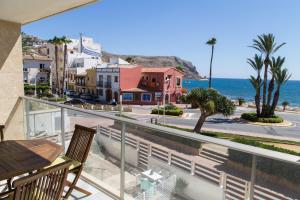 einen Balkon mit Blick auf eine Straße und das Meer in der Unterkunft Victoria Port Javea in Aduanas