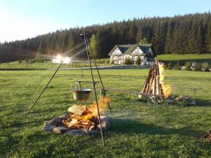 ストロニエ・シロンスキエにあるGościniec Janowa Góraの火鉢をかぶった畑火
