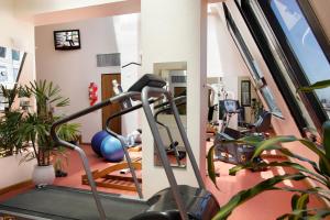 un gimnasio con cintas de correr y máquinas elípticas en Hotel Dolmen en Buenos Aires