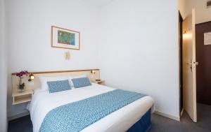 En eller flere senger på et rom på Hôtel Aneto