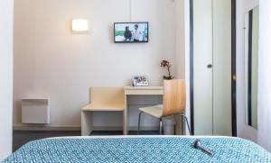 En TV eller et underholdningssystem på Hôtel Aneto
