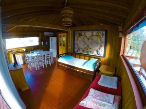 una camera con un letto e un tavolo in una barca di Bangalô com vista para o mar. a Governador Celso Ramos