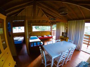 un soggiorno con un tavolo e una sala da pranzo di Bangalô com vista para o mar. a Governador Celso Ramos