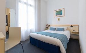 En eller flere senger på et rom på Hôtel Aneto