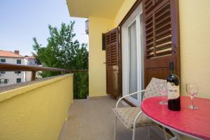 - une bouteille de vin assise sur une table sur un balcon dans l'établissement Split Center Beautiful Apartment, à Split