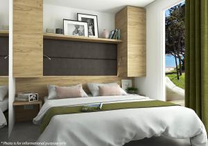 Un dormitorio con una cama grande y una ventana en Camping Home Adriamar, en Novigrad Istria