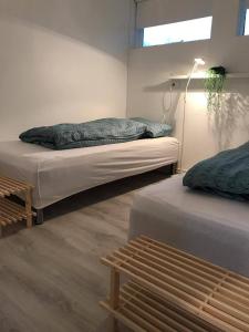 Habitación con 2 camas y lámpara. en Downtown Selfoss - perfectly located apartment, en Selfoss