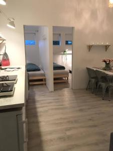 Habitación con cocina y dormitorio con mesa. en Downtown Selfoss - perfectly located apartment, en Selfoss