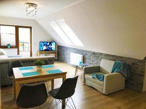 Telewizja i/lub zestaw kina domowego w obiekcie Apartamenty Pod Niedźwiedziem I