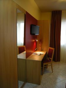 TV a/nebo společenská místnost v ubytování Hotel San Carlo