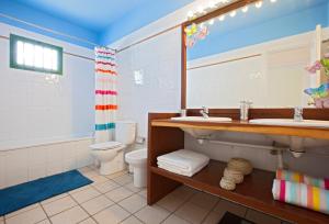 コスタ・テギセにあるAna Iris Playa Las Cucharasのバスルーム(洗面台、トイレ付)