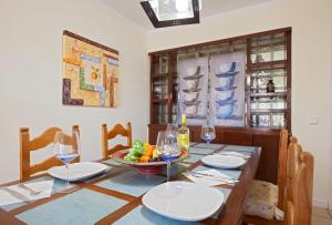 uma sala de jantar com uma mesa com copos de vinho em Ana Iris Playa Las Cucharas em Costa Teguise