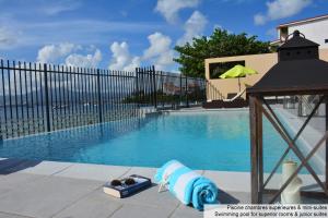 Sundlaugin á Hôtel Bambou & Spa eða í nágrenninu
