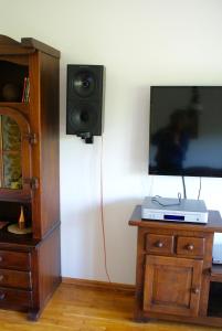 Televízia a/alebo spoločenská miestnosť v ubytovaní Apartament w Kozubniku z widokiem na góry