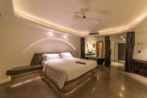 a bedroom with a bed with an arched ceiling at Nayara Hangaroa in Hanga Roa