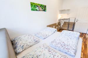 ウィーンにあるVienna Market Apartments & free Garageのベッド2台(枕付)