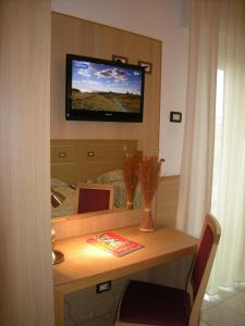 TV a/nebo společenská místnost v ubytování Hotel San Carlo