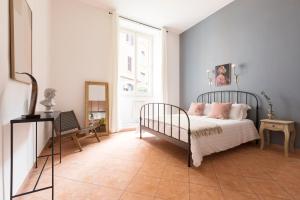 Schlafzimmer mit einem Bett und einem Fenster in der Unterkunft Sonder Piazza San Pietro in Rom