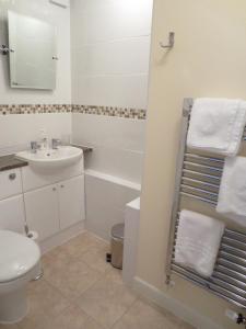 オックスフォードにあるOxford Apartments 1の白いバスルーム(洗面台、トイレ付)