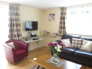 A seating area at Oxford Apartments 1