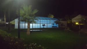 Ein Garten an der Unterkunft casa luxury 2 nudista