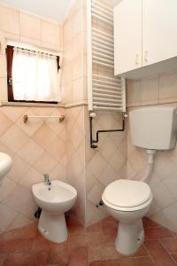 ein Bad mit einem WC und einem Waschbecken in der Unterkunft Apartment Svobode Izola in Izola